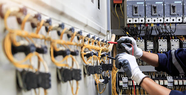 Professional Electrician technician working in Como, WI